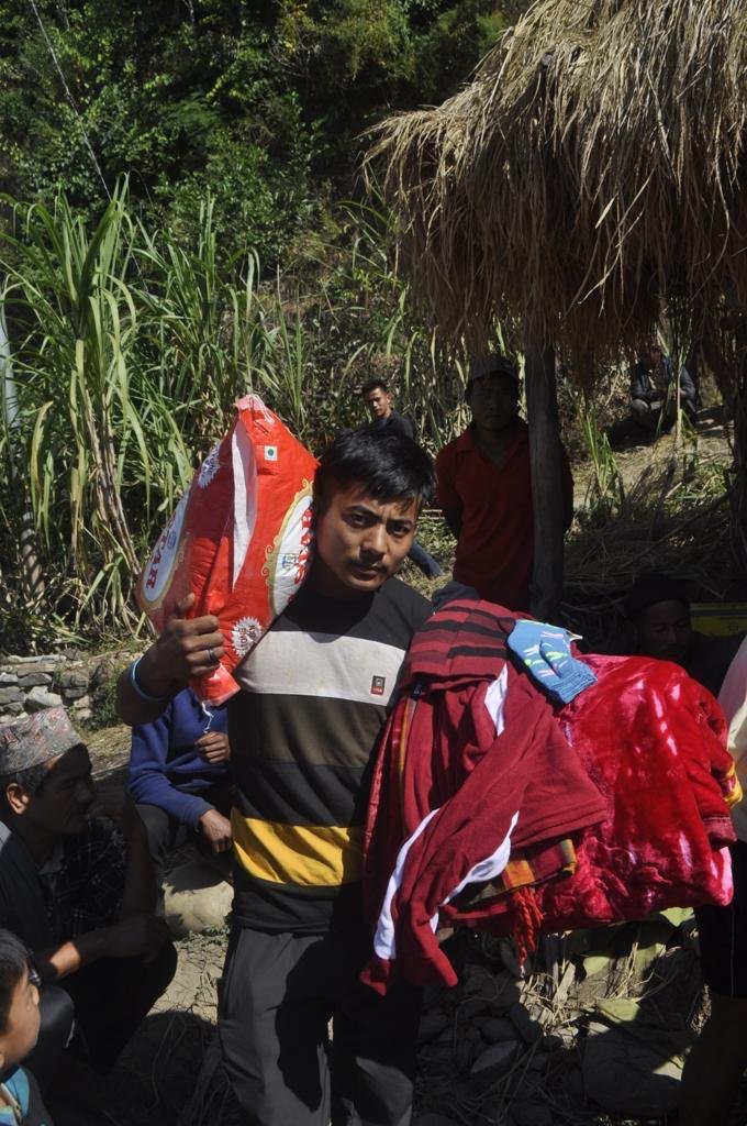 Reparto de arroz y cobijas en una comunidad de montana