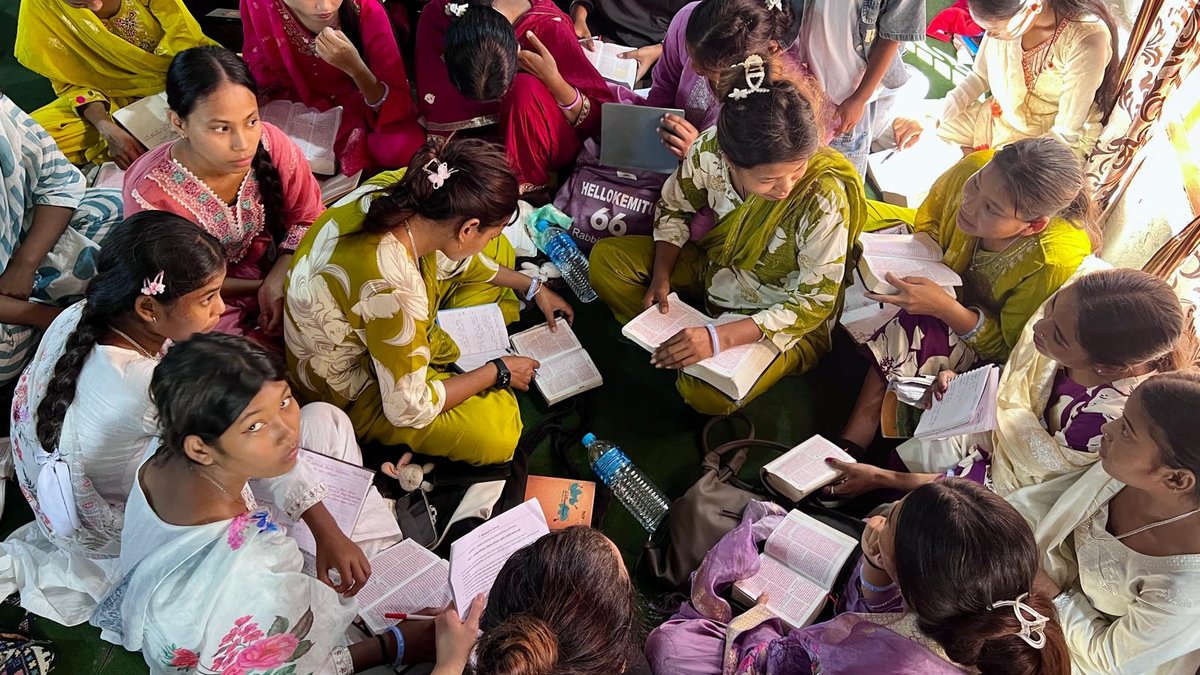 Jovenes nepalies estudiando la Biblia en un entrenamiento